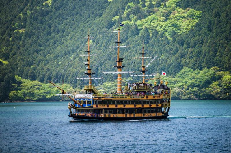JPN_Hakone_japan_vintage_pirate_tourist_boat_sailing_at_the_ashi_ko_lake_in_hakone_e