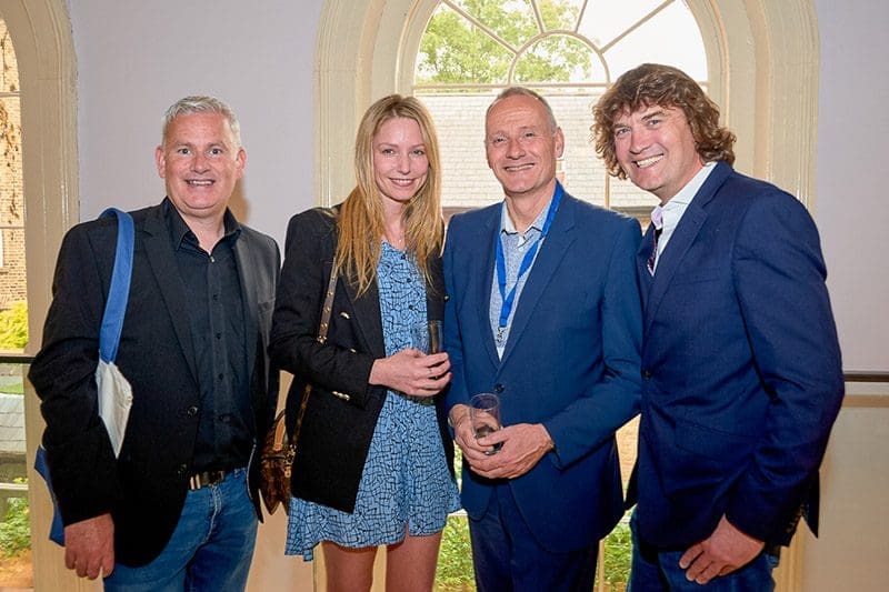 Oomi travelブランドディレクター ジェラルド・タンナム氏 (写真右から2番目)と、Oomi travelウェブデザインチーム